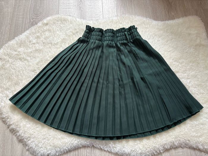 Jupe courte et plissée vert sapin - photo numéro 2