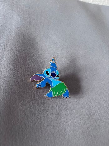 Pins Stitch tenue hawaïenne 