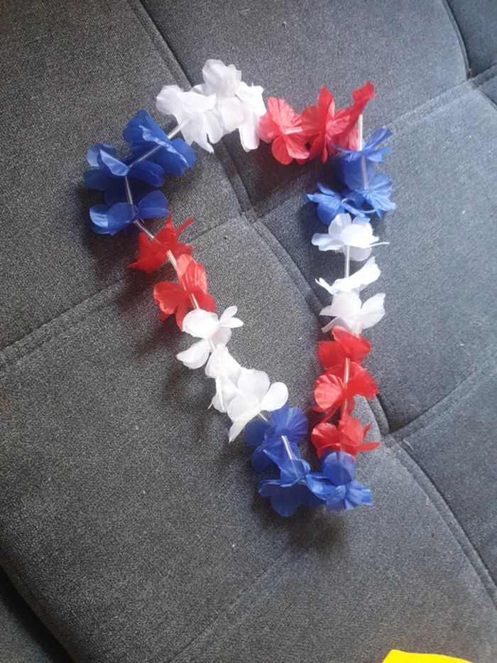 Neuf collier fleurs bleu blanc rouge