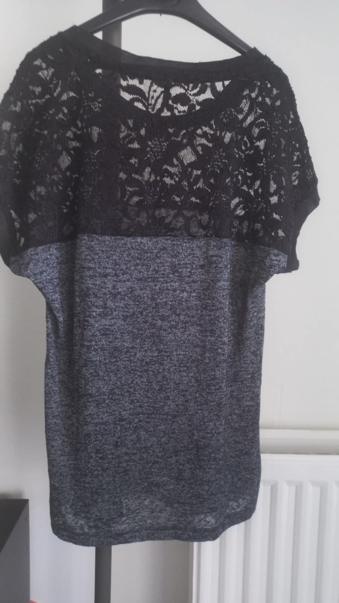 Tee shirt gris et dentelle noir - photo numéro 4
