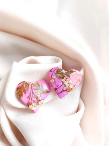 Boucle d'oreille cœur rose avec fleurs séchées