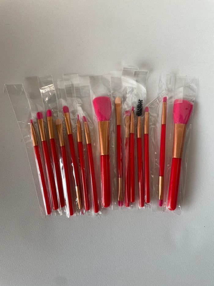 Lot pinceaux à maquillage rouge/rose