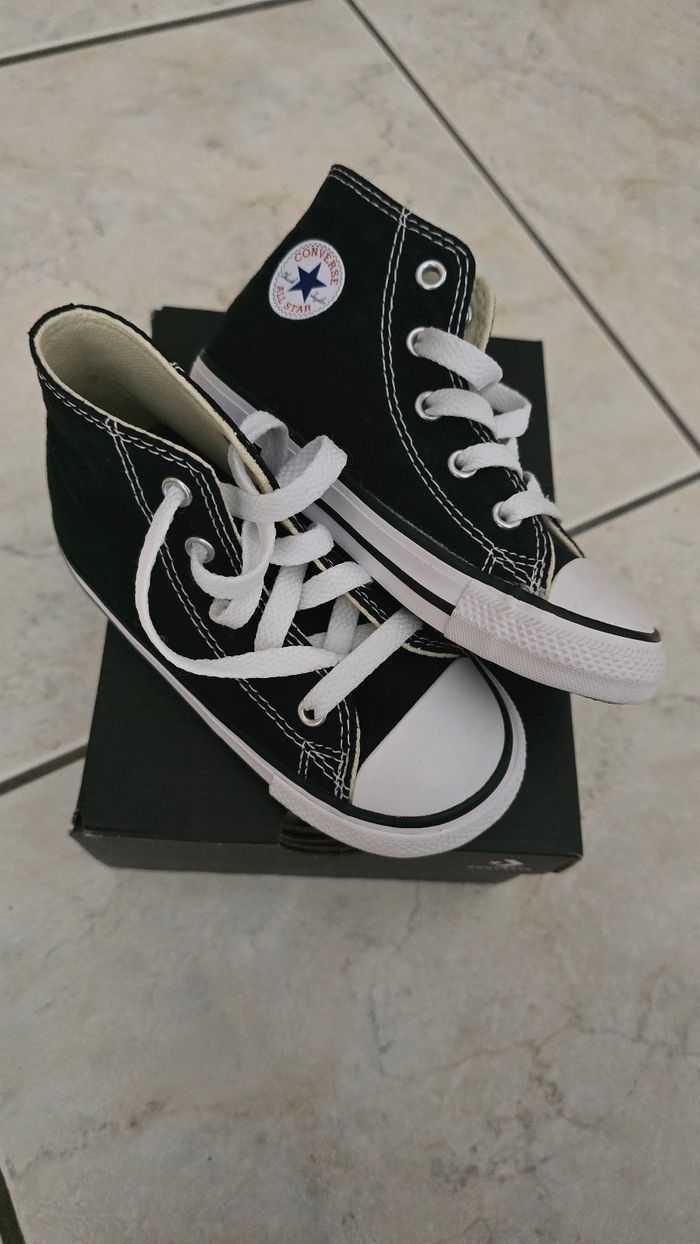NEUVES  (non portées )🏷🤩😍🥰 converses pointure 24 mixtes🏷🤩😍🥰👌 - photo numéro 2