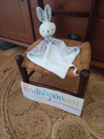 Doudou lapin blanc gris tbe