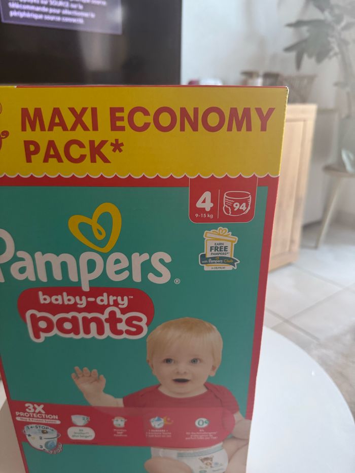 Carton de couches Pants Pampers neuf en taille 4