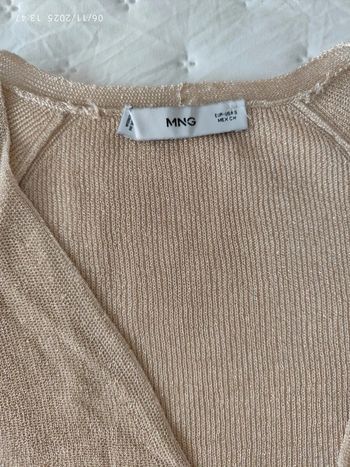 Jersey fino con cuello de pico de color beige con hilo metalizado dorado de Mango