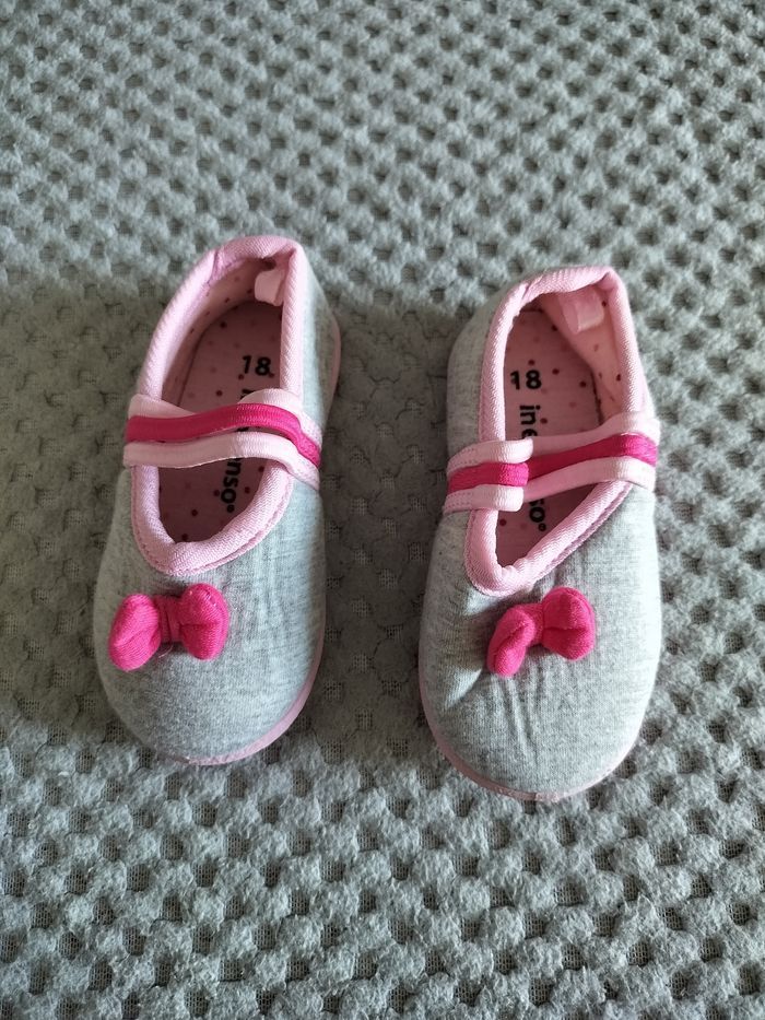 Paire de chaussons taille 18 rose et gris en parfait état - photo numéro 1