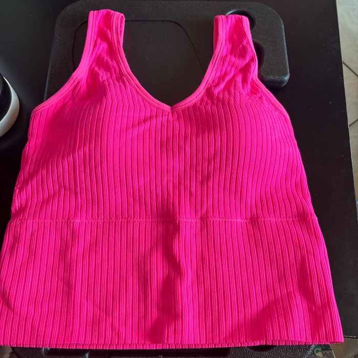 Top rose avec coque intégré neuf