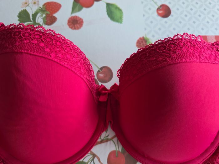 SOUTIEN-GORGE ROUGE BORDEAUX JAMAIS PORTER COMME NEUF DENTELLE TAILLE 100C MARQUE FASHION ESPRESS - photo numéro 2
