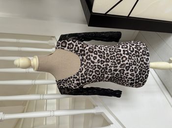 Blouse manches 3/4 Gémo noire à motif léopard blanc beige et noir