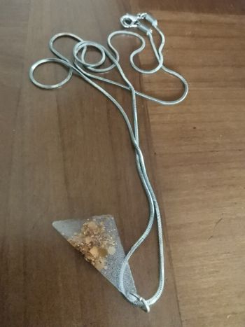 Chaîne sautoir argenté pendentif triangle en résine epoxy