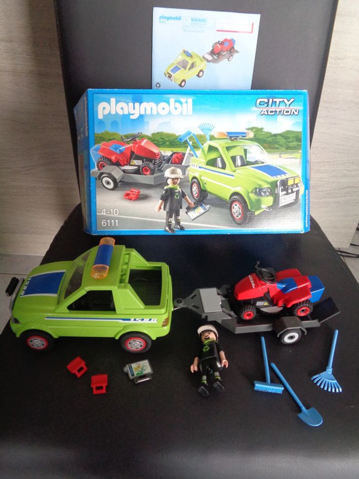 Jardinier avec véhicule et tracteur tondeuse city action playmobil 6111