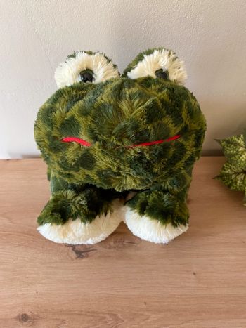 Doudou peluche grenouille crapaud vert écru allongé gipsy