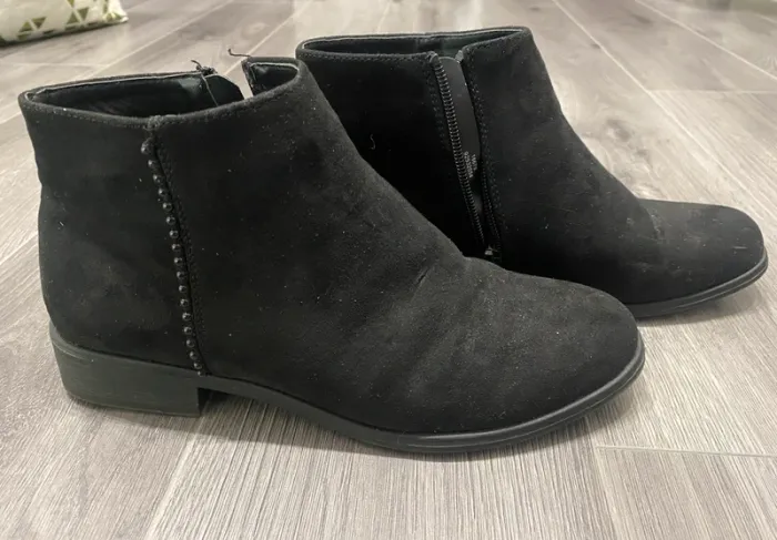 Bottines basses noires en daim avec petit talon