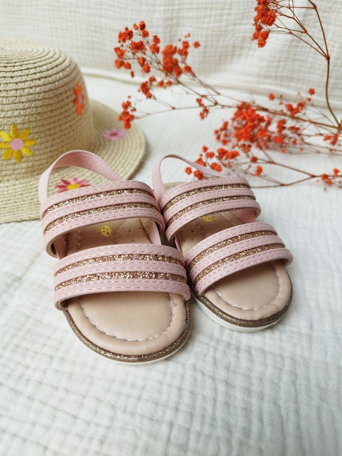 Petites sandales pour fille pointure 19 - photo numéro 1