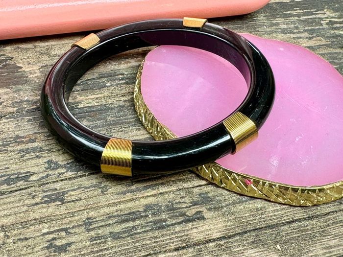 Jonc taille M 6,5 cm de diamètre résine noire et acier inoxydable or Mile Mila - photo numéro 4