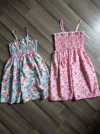 Lot de 2 robes fleuries courtes bustier. Taille 9/10 ans. Jamais portées