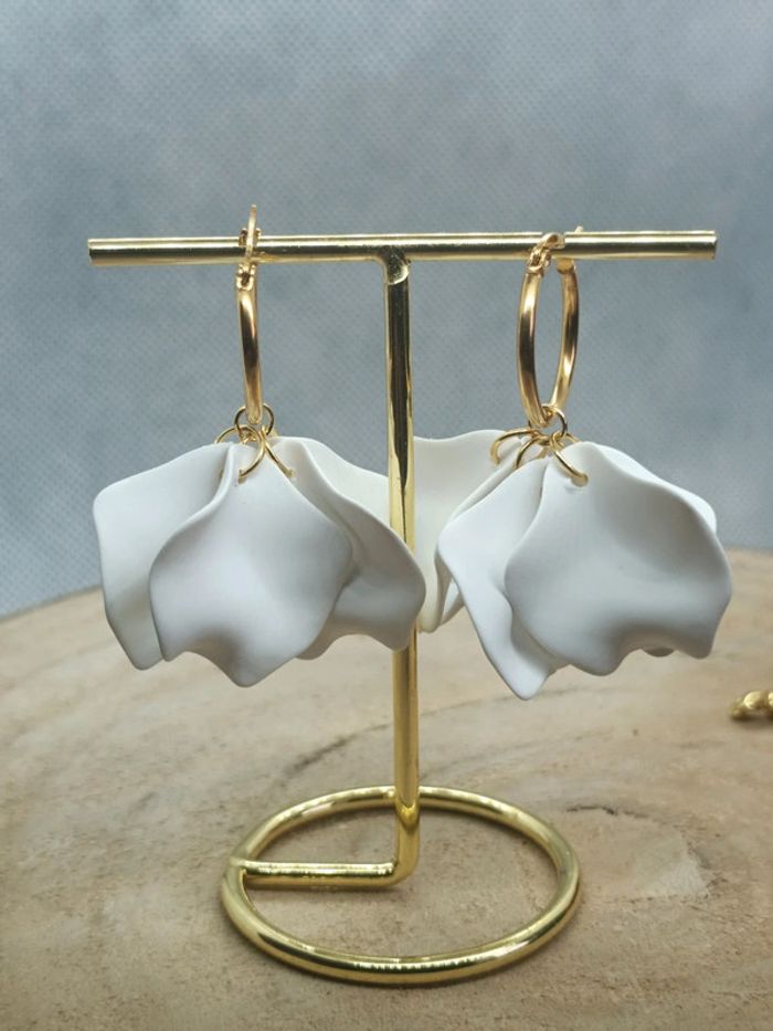 Superbes grosse paire de boucles créoles en acier inoxydable et pétales acryliques - photo numéro 2