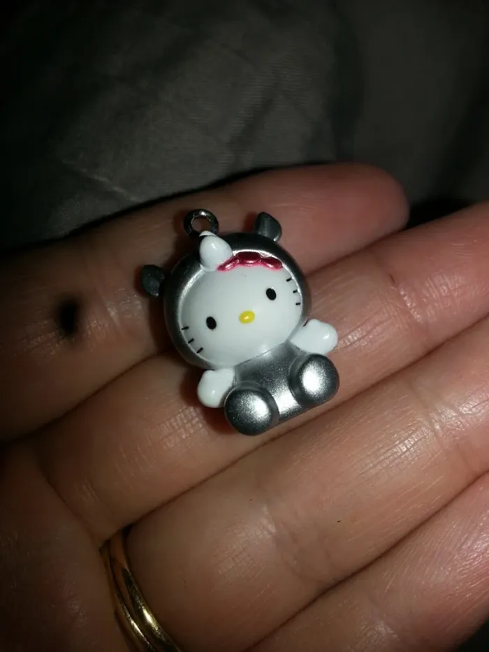 Petit pendentif hello kitty rhinocéros neuf
