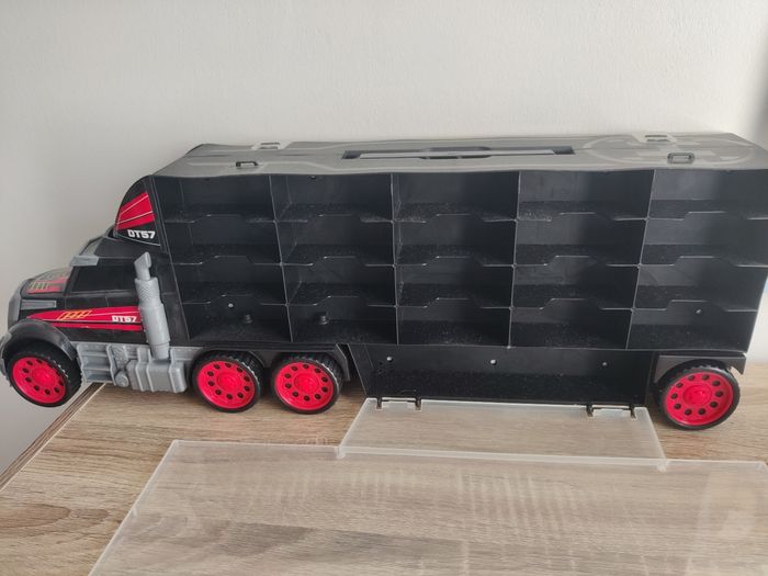 Camion avec rang voitures