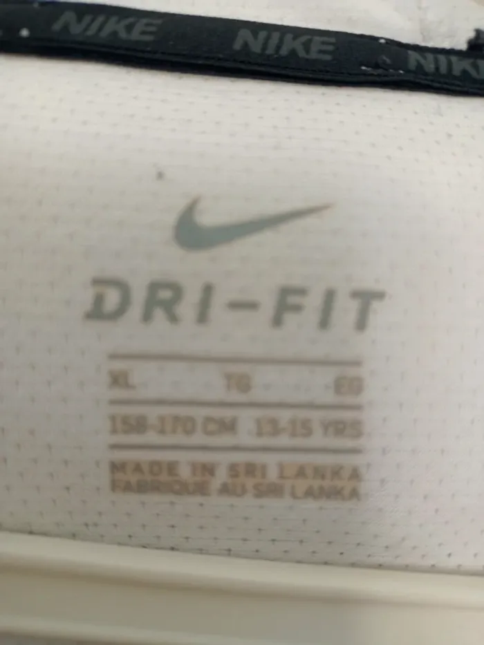 Tee shirt Nike avec capuche 13-15 ans - photo numéro 2