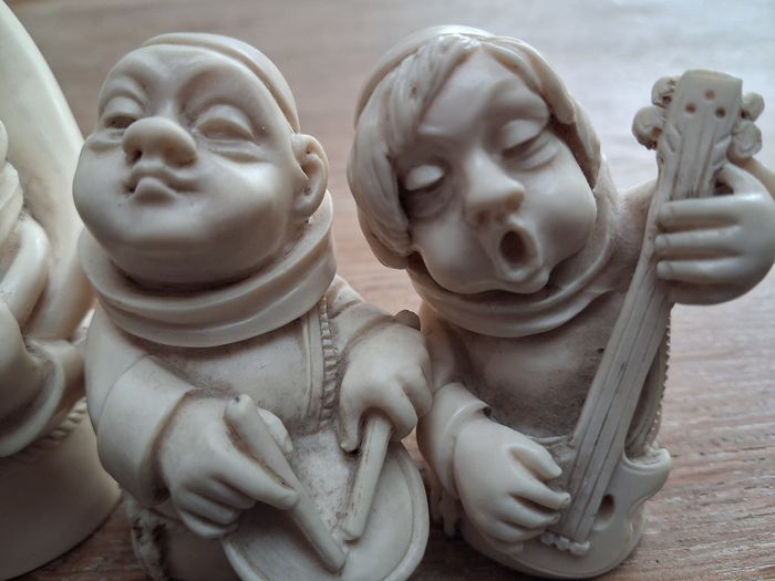 Bustes en albâtre, moines et instruments de musique - photo numéro 6