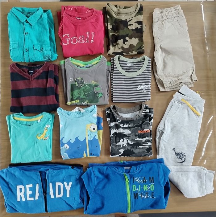 Lot 13 vêtements garçon 4 ans