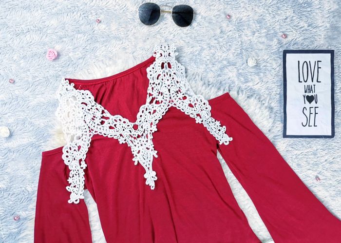 Haut rouge bordeaux avec dentelle blanche et épaules dénudées - T.S ou T.36 🖤 - photo numéro 2