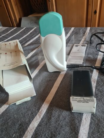 Epilateur à cire. Chauffe cire. Roll on. Silky fly. + 1 cire neuve. + bandes pour épilation 3/4 de boîte.