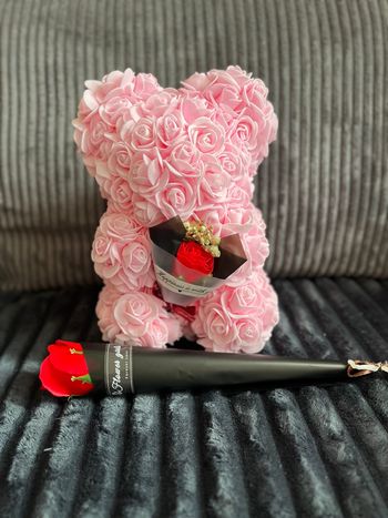 Ours en fleurs de roses rose  avec une fleur rouge