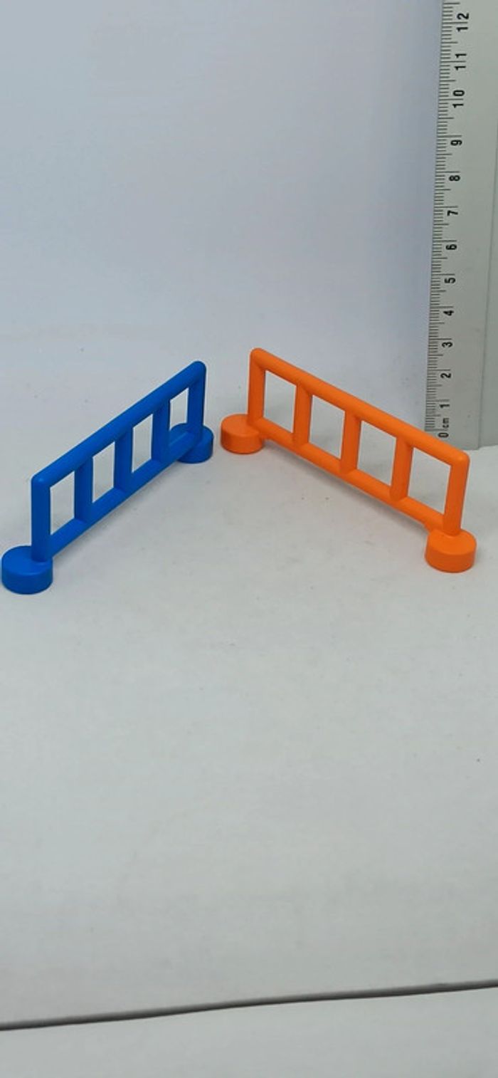 Barrières bleue et orange lego duplo