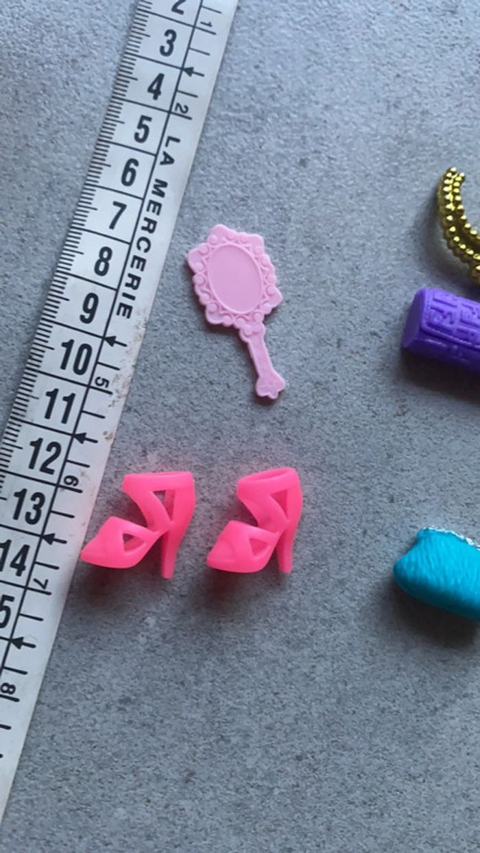 Lot accessoires pour poupée Barbie chaussures gourde collier sac parfum - photo numéro 4