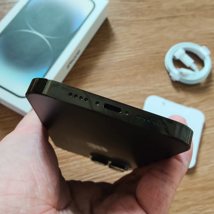 Une iphone quatorze pro max - photo numéro 2