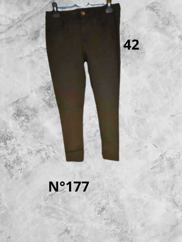 N°177 Pantalon kaki T42. Daysie.