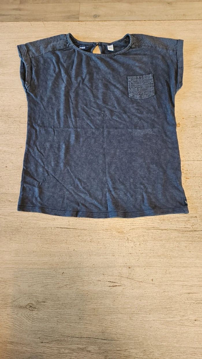 Blouse grise délavée, à manches courtes, avec broderie, Okaïdi, 14 ans, nickel