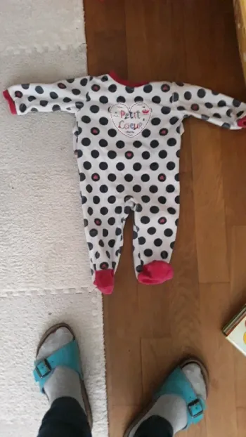 Pyjama fille 6mois avec un petit trou