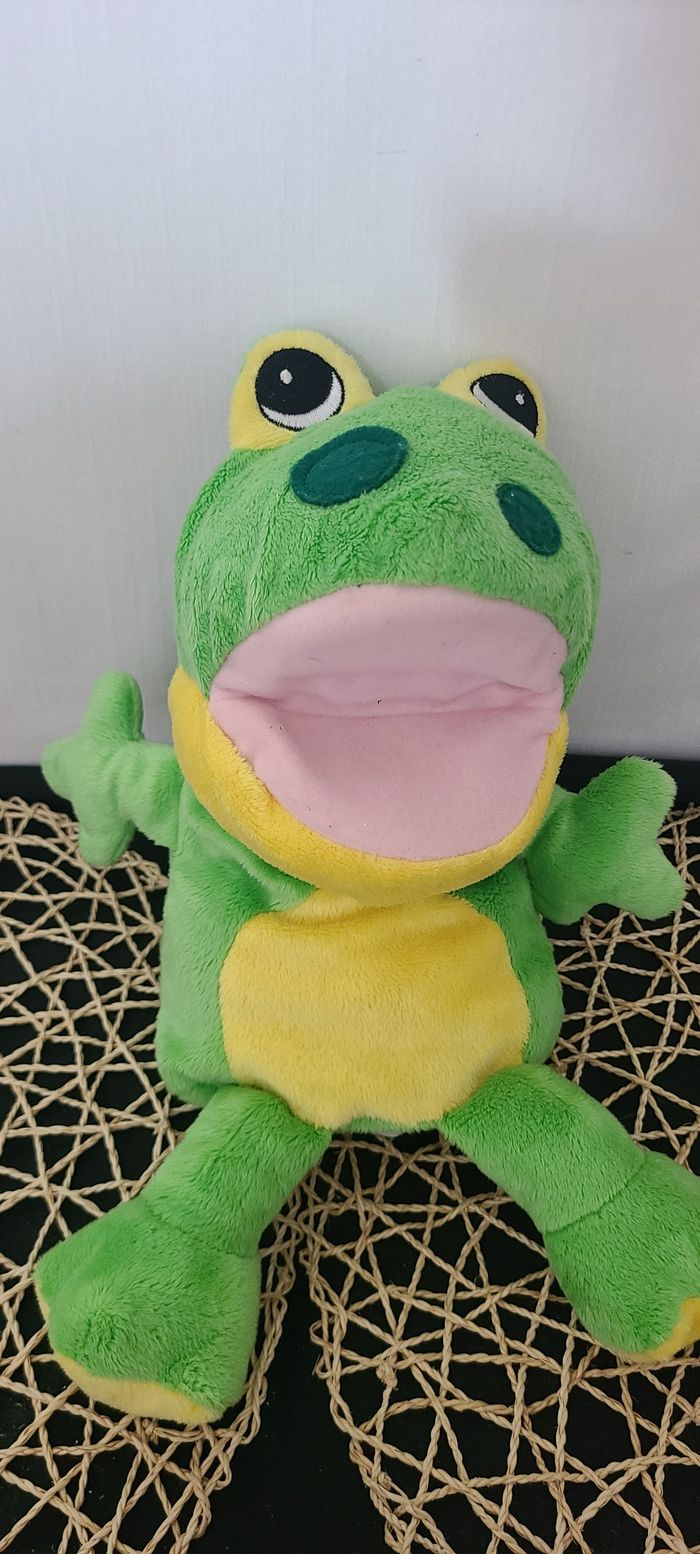 Peluche The Cuddle Crew saison 5 grenouille verte chantante marionnette à main croaks à 3 chansons - photo numéro 4
