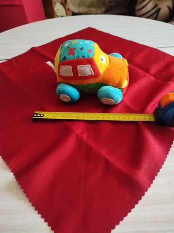 Voiture hochet en peluche
