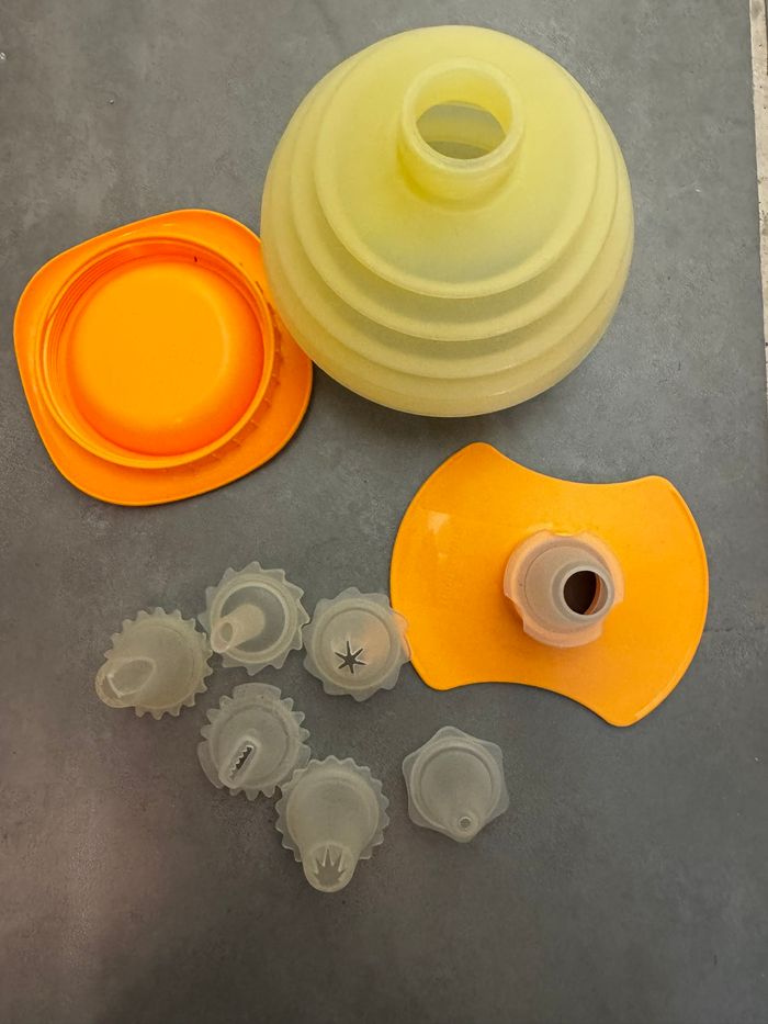 poche  à douille  et ses embouts Tupperware