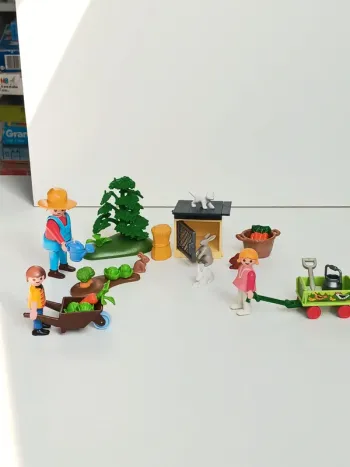 Lot figurines playmobil les enfants et papy au jardin.