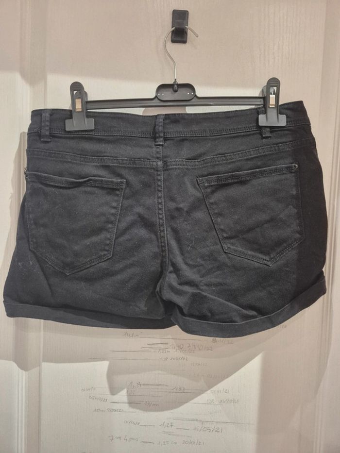 Short taille 40 neuf - photo numéro 3