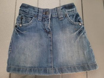 jupe jeans okaidi avec strass état proche neuf. taille 4 ans