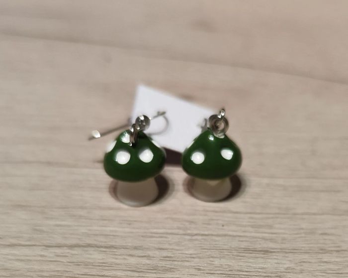 Petits champignons verts en résine en boucles d'oreilles