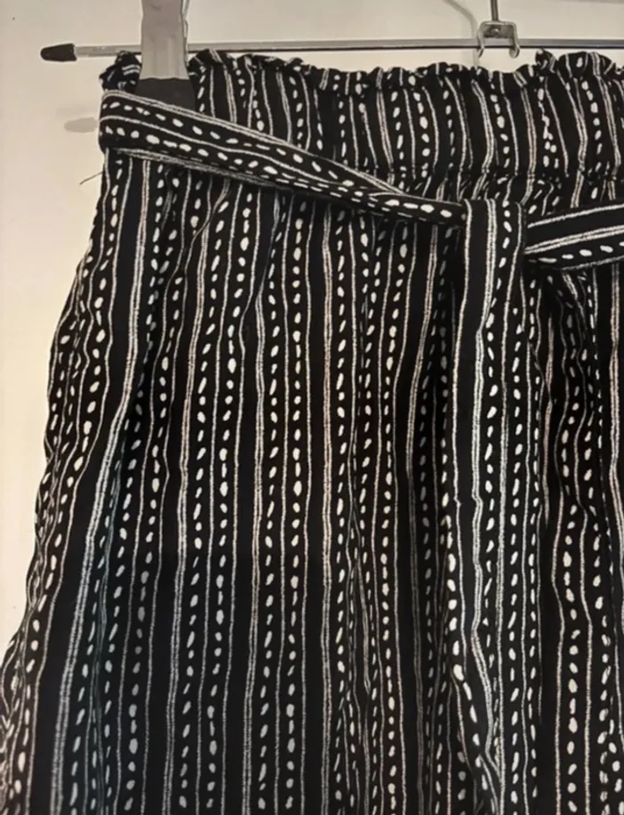 Short noir à motifs graphiques ceinture intégrée – taille S - photo numéro 3