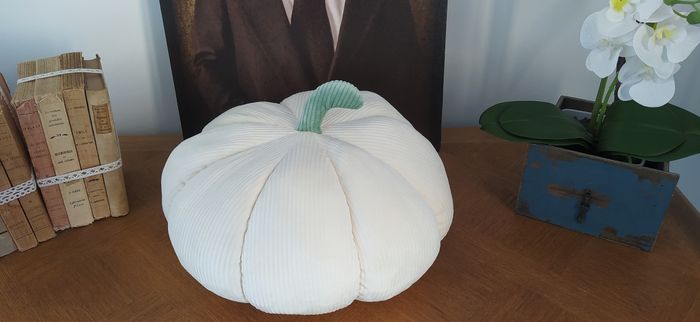 Coussin citrouille beige en velours côtelé. - photo numéro 2