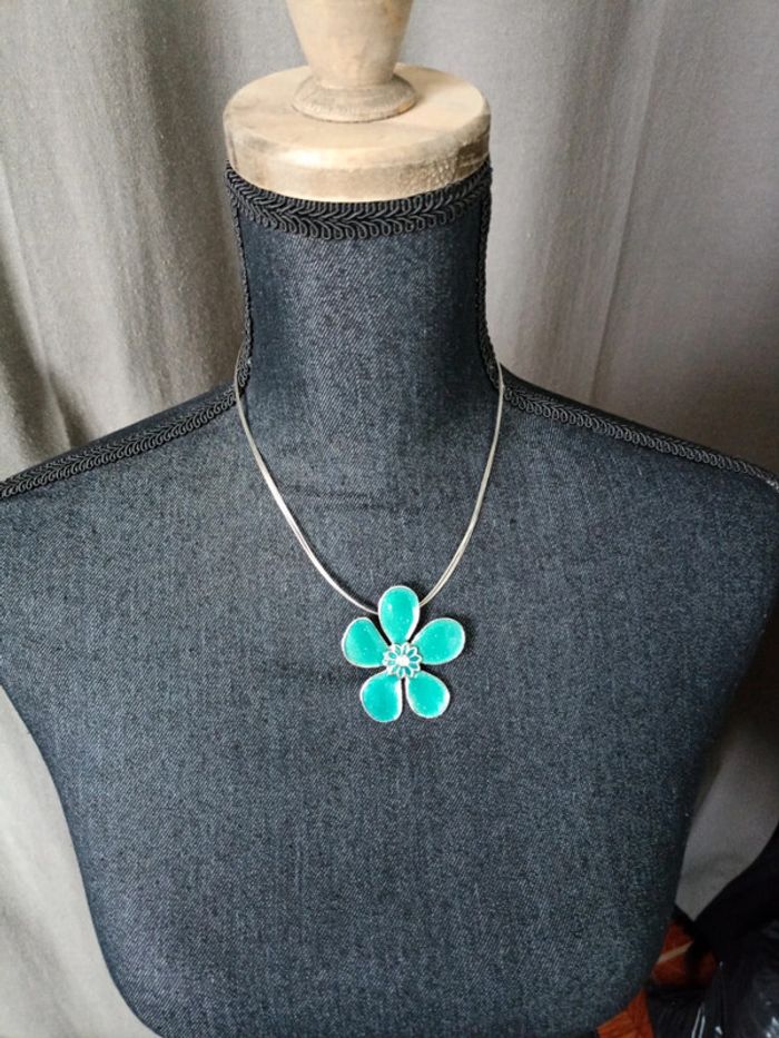 Collier fleur verte