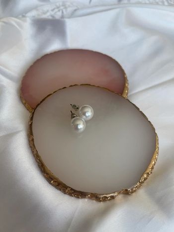 Boucles d’oreille boule blanche