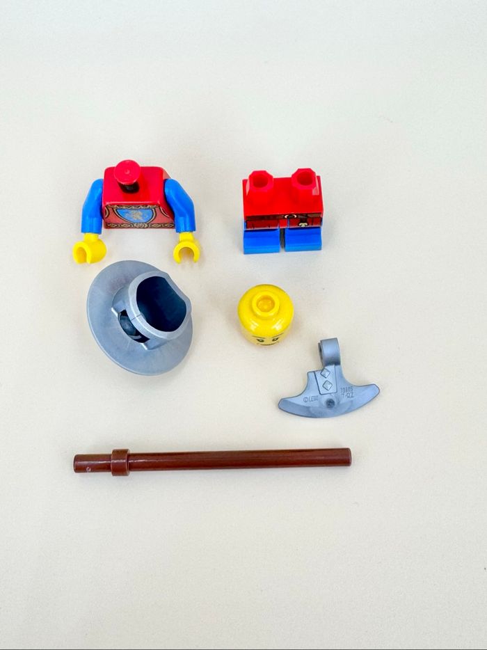 Lego Figurines Castle : Soldat Lion Knight, visage double expression, armé de sa longue hache - NEUF - photo numéro 7