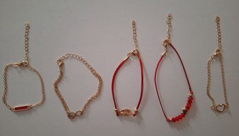 Lot de cinq bracelets différents dorés et rouges