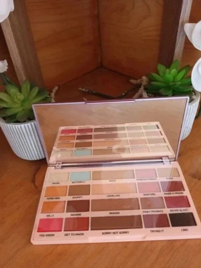 palette de maquillage Révolution imogenation neuve